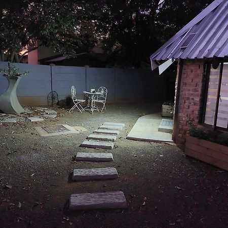 The Spare Room Cottage - Cosy And Private Блумфонтейн Екстер'єр фото